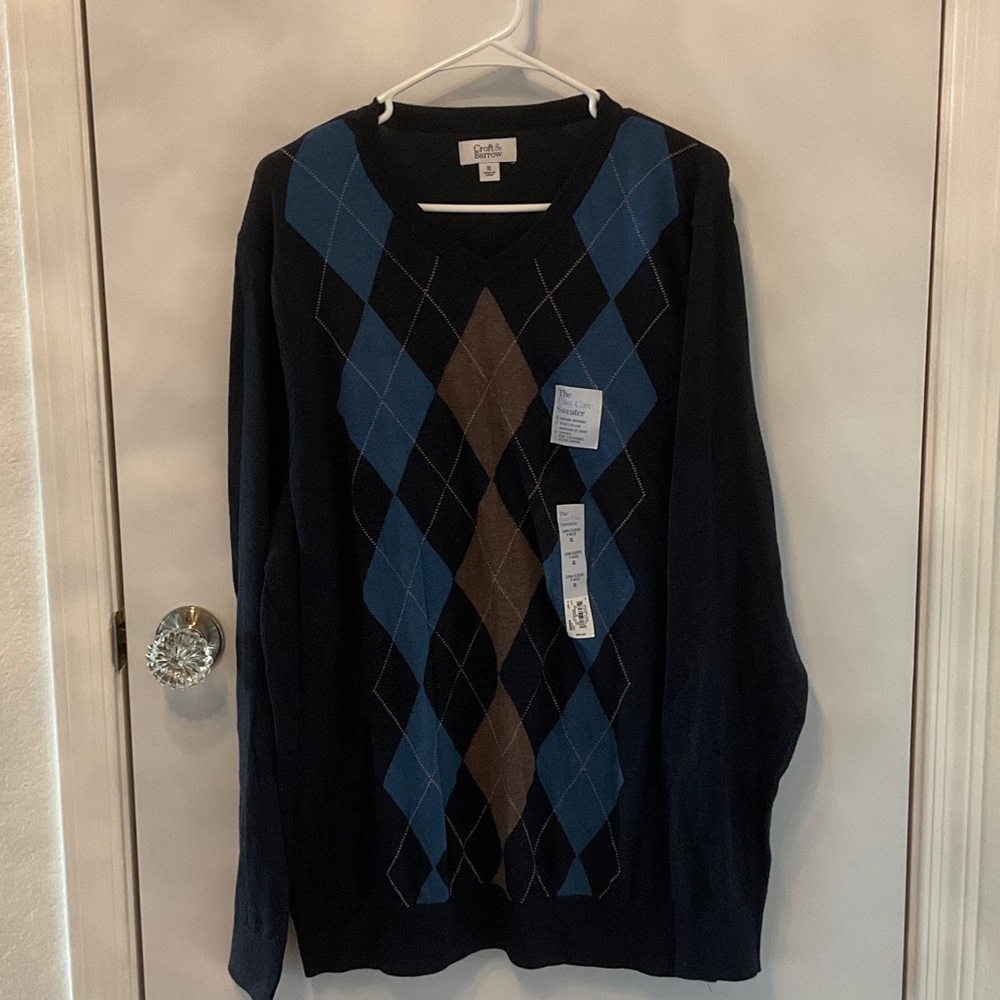 Men’s blue and brown argyle v neck sweater Size XL. NWT